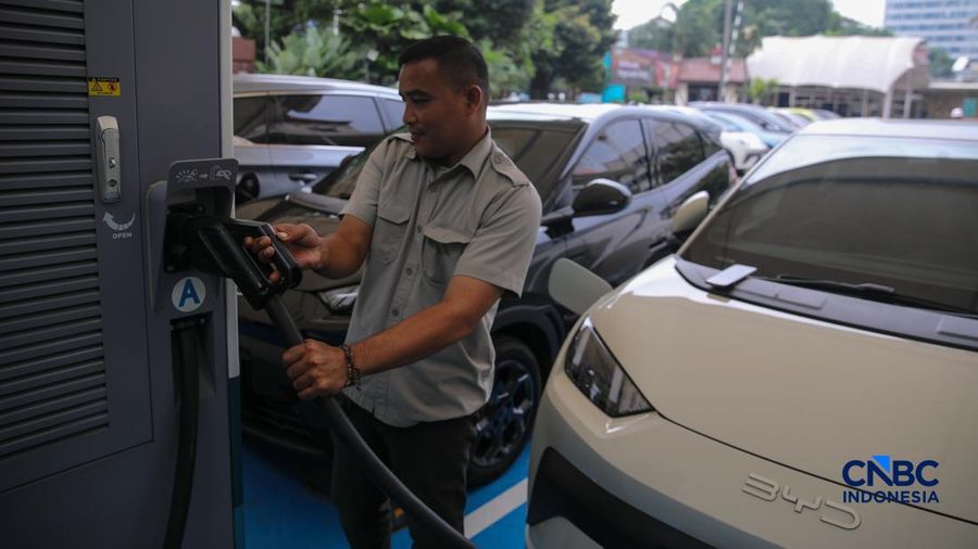 Warga mengisi daya mobil listrik pada Stasiun Pengisian Kendaraan Listrik Umum (SPKLU) PLN di area Gambir, Jakarta, Kamis (23/4/2026).
