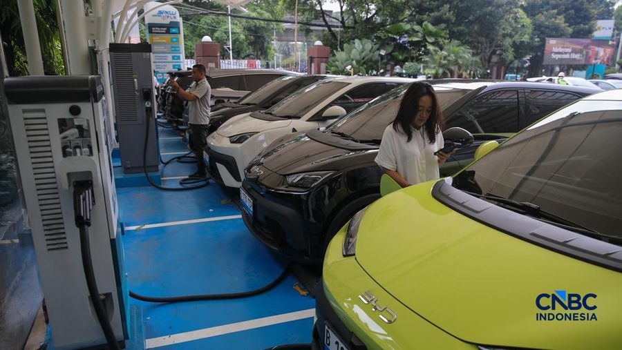Warga mengisi daya mobil listrik pada Stasiun Pengisian Kendaraan Listrik Umum (SPKLU) PLN di area Gambir, Jakarta, Kamis (23/4/2026). (CNBC Indonesia/Faisal Rahman)