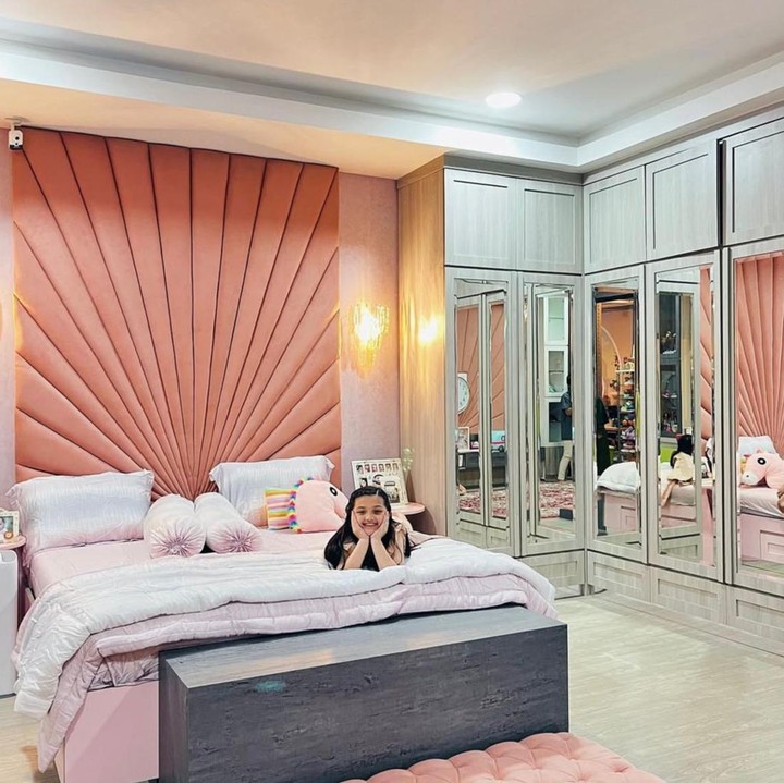 <p>Banyak inspirasi kamar anak artis yang bisa dijadikan referensi karena tampil dengan konsep <em>aesthetic</em> dan unik. Salah satunya adalah kamar milik putri sulung pasangan penyanyi Anang Hermansyah dan Ashanty, yaitu Arsy Addara Musicia. Kamar ini terlihat didominasi dengan nuansa pink, Bunda. Di samping tempat tidurnya, terdapat lemari kaca yang berwarna abu-abu muda. Cantik sekali, ya. (Foto: Instagram @queenarsy)</p>
