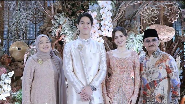 7 Potret Adhyaksa Dault Eks Menpora Paman Syifa Hadju yang Jadi Saksi Nikah