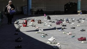 FOTO: Aksi Mengenang Korban Serangan Sekolah Minab