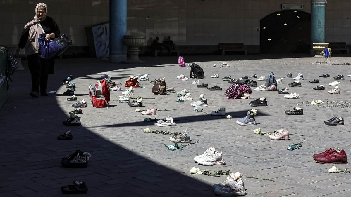 FOTO: Aksi Mengenang Korban Serangan Sekolah Minab
