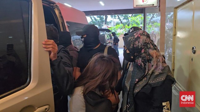 Bareskrim Polri menahan istri dan anak bandar narkoba Koh Erwin. Penanganan kasus terus dikembangkan untuk mencari aset hasil tindak pidana narkoba.