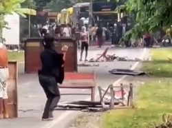 Momen Mencekam Bentrokan Warga Antardesa di Luwu hingga Lalin Lumpuh