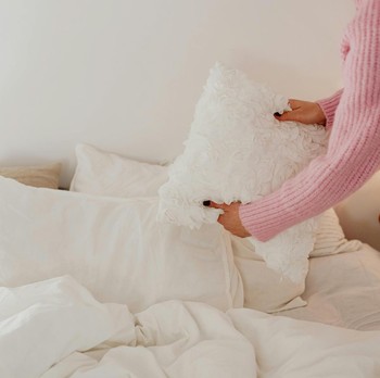 Cara Membersihkan Bantal yang Berjamur dan Bernoda