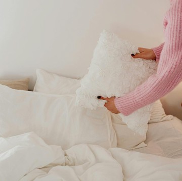Cara Membersihkan Bantal yang Berjamur dan Bernoda