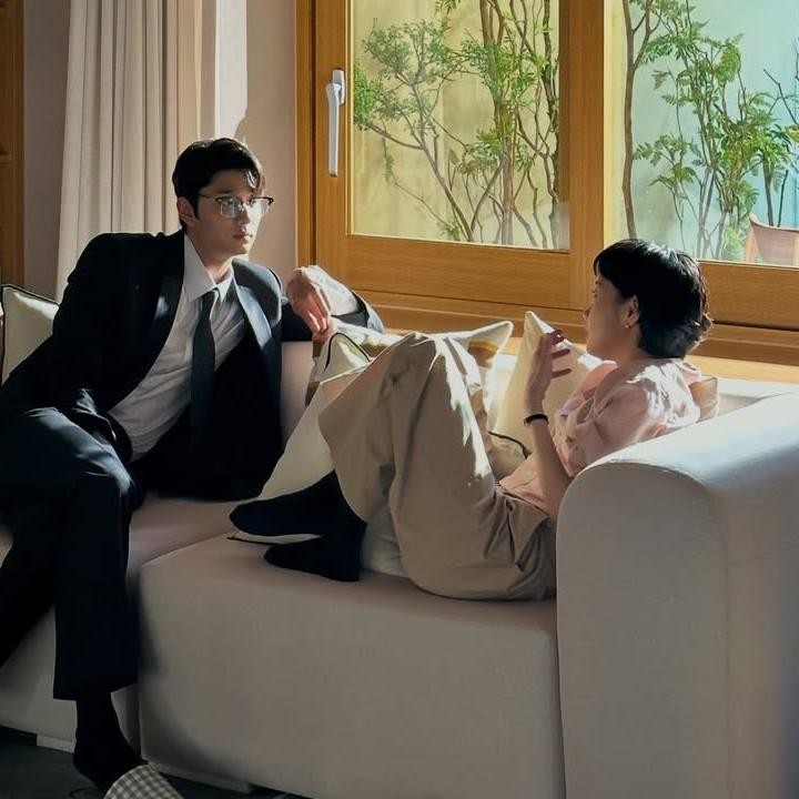 <p>Potret lain juga menampilkan Kim Jae Won dengan balutan celana dan jas hitam serta kemeja putih. Di sisi lain, Kim Go Eun tampil dengan outfit casualnya yang bernuansa lembut. (Foto: Instagram @ggonekim)</p>