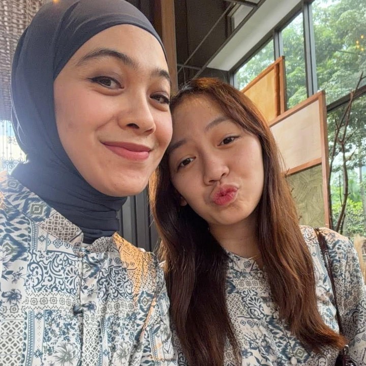 <p>Embun sangat dekat dengan ibundanya Dian Ayu. Dalam berbagai kesempatan, Dian sering <em>girls day out</em> dengan putrinya ini. Selain jalan-jalan di mal, keduanya pernah menghabiskan waktu bersama nonton konser hingga datang ke acara <em>fashion</em>, Bunda. (Foto: Instagram @dianayulestari)</p>
