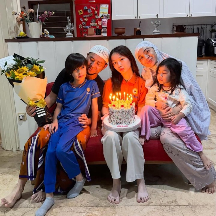 <p>Di hari ulang tahunnya, Dian Ayu dan Omesh memberikan kejutan berupa kue ulang tahun dan bucket bunga. Embun terlihat begitu bahagia saat mendapatkan kejutan dan bisa merayakan ulang tahunnya bersama sang Ayah, Bunda, dan kedua adiknya. (Foto: Instagram @dianayulestari)</p>