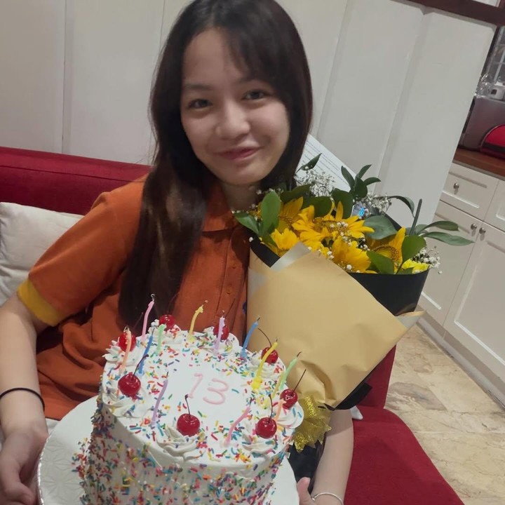 <p>Unggahan Dian Ayu ini banyak mendapatkan komentar dari netizen, Bunda. Selain menuliskan ucapan selamat ulang tahun, beberapa netizen memuji paras Embun yang makin cantik memasuki usia remaja. "selamat ulang tahun embun cantikk," tulis akun ho***. "Selamat ulang tahun kakak embunn cantikk," ujat @am***. "Kakak cantikkk selamat ulang tahunnnn .. sehat bahagia selalu Aamiin," kata @mi***. (Foto: Instagram @dianayulestari)</p>