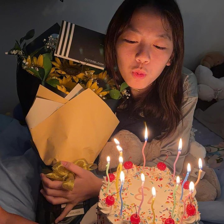 <p>Melalui unggahan di Instagram, Dian Ayu tak hanya membagikan momen kejutan ulang tahun sang putri. Bunda tiga anak ini juga menuliskan doa dan harapannya untuk Embun. "<em>Alhamdulillaahh</em> 13 tahunnn. Usia <em>teenager</em> yang gak gampang, <em>bismillah</em> kita sama sama lewatin yaaa nakk..Abi dan umi <em>insyaallahh</em> selaluu <em>got your back</em> .. Semangaaattt untuk usiaa barunyaa, <em>we love youuuu sooooo muchhh baby</em>," tulis Dian Ayu. (Foto: Instagram @dianayulestari)</p>