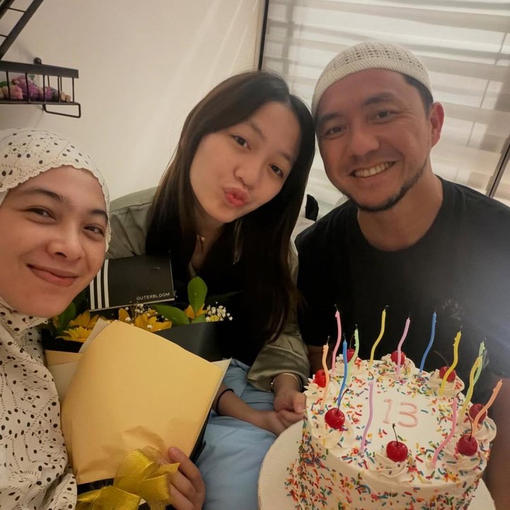 <p>Anak sulung pasangan Dian Ayu Lestari dan Ananda Omesh, Btari Embun Anandayu, sudah beranjak remaja. Perempuan yang akrab disapa Embun ini baru saja merayakan ulang tahun ke-13, Bunda. Embun lahir pada 23 April 2013. (Foto: Instagram @dianayulestari)</p>