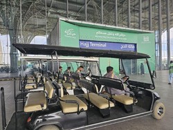 Jemaah Haji Lansia Dapat Layanan Kursi Roda dan Mobil Golf Gratis di Bandara