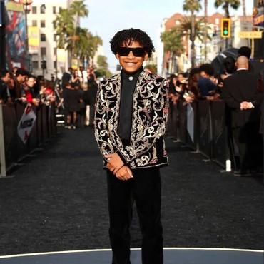 Jaket Pemeran Michael Jackson Muda di Premiere 'Michael' Rupanya Karya Desainer Indonesia