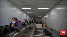 Penumpang tampak memadati peron dan gerbong MRT di kawasan Blok M, Jakarta Selatan, pada Jumat (24/4/2026). (CNN Indonesia/Adi ibrahim)