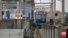 Penumpang tampak memadati peron dan gerbong MRT di kawasan Blok M, Jakarta Selatan, pada Jumat (24/4/2026). (CNN Indonesia/Adi ibrahim)