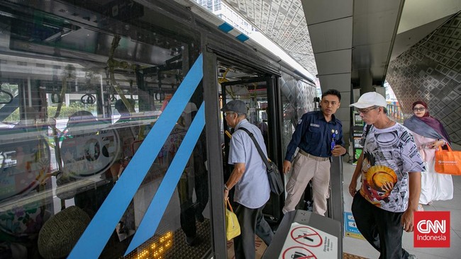 Transjakarta meluncurkan aplikasi versi baru, TJ: Transjakarta, yang bisa menghitung jejak karbon hingga kalori yang terbakar dalam perjalanan.