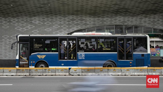 Sebanyak 13 rute layanan bus Transjakarta baru beroperasi pukul 10.00 WIB pada hari ini, Minggu (17/5), lantaran ada kegiatan lari di kawasan Gelora Bung Karno.