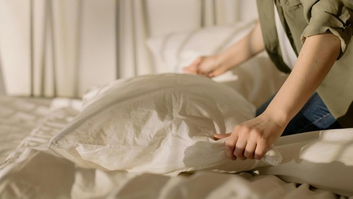 Mencuci bantal sesuai dengan bahannya. Ada bahan yang dapat dicuci dengan mesin, ada juga yang harus menggunakan tangan