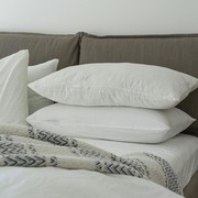 5 Cara Menghilangkan Noda Kuning di Bantal dengan Mudah