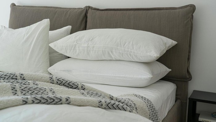 Cara mencegah bantal berjamur. Rutin mencucinya setidaknya tiga sampai enam bulan sekali