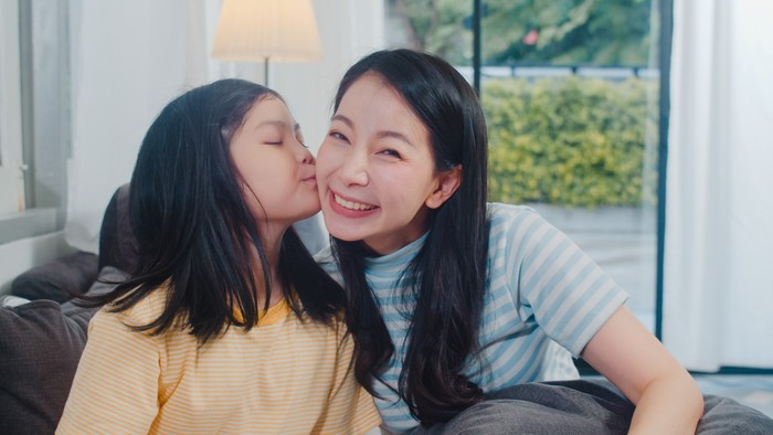 Orang tua yang cerdas mengatasi stres akan mencari kebahagiaan itu.