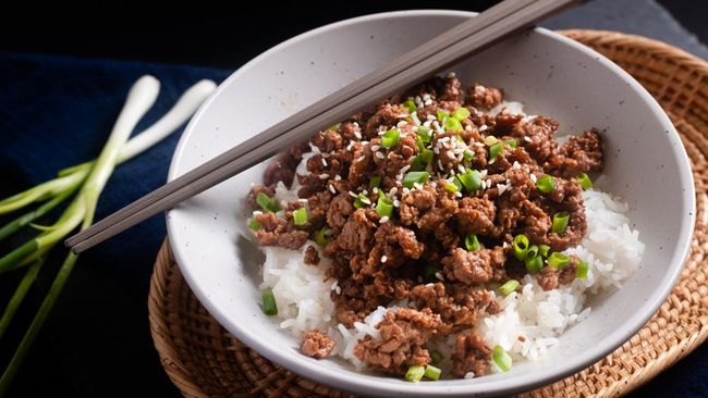 Tren Diet Boy Kibble, Makan Daging Sapi Cincang Campur Nasi