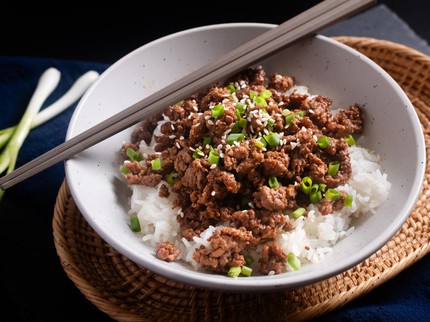 Tren Diet Boy Kibble, Makan Daging Sapi Cincang Campur Nasi