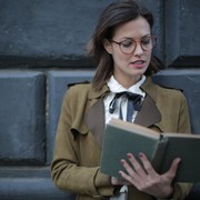 7 Kualitas Langka yang Dimiliki Perempuan Sangat Cerdas Menurut Ilmu Psikologi