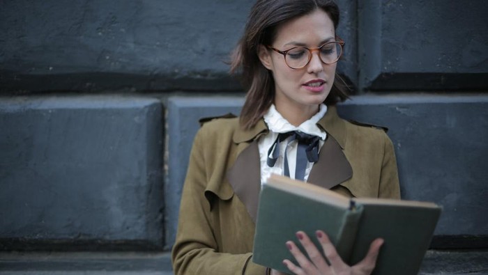 7 Kualitas Langka yang Dimiliki Perempuan Sangat Cerdas Menurut Ilmu Psikologi