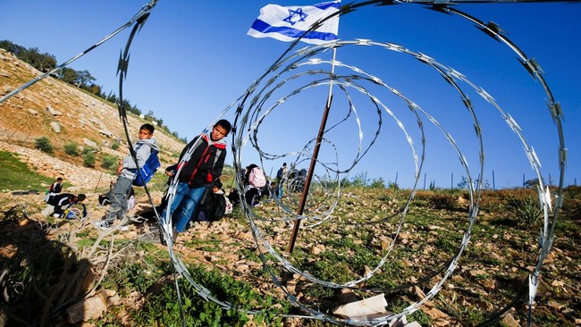 Anak-anak sekolah Palestina melawan tentara Israel yang memblokir jalan menuju sekolah dengan menggelar protes.