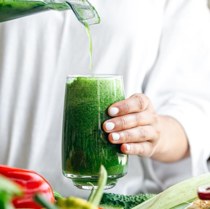 Jus seledri termasuk jus sayur yang bisa membantu turunkan berat badan. Kandungan air yang tinggi bisa membantu tubuh tetap terhidrasi dan membuat perut kenyang lebih lama.