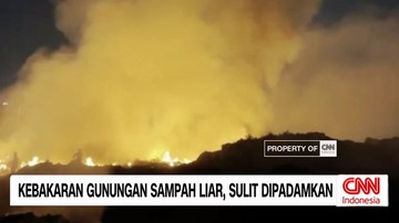 VIDEO: Kebakaran Gunungan Sampah Liar Sulit Dipadamkan