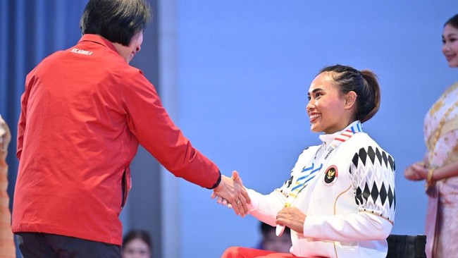 Atlet para-powerlifting asal Bali, Ni Nengah Widiasih membantah anggapan yang menyebut masa depan atlet itu suram.