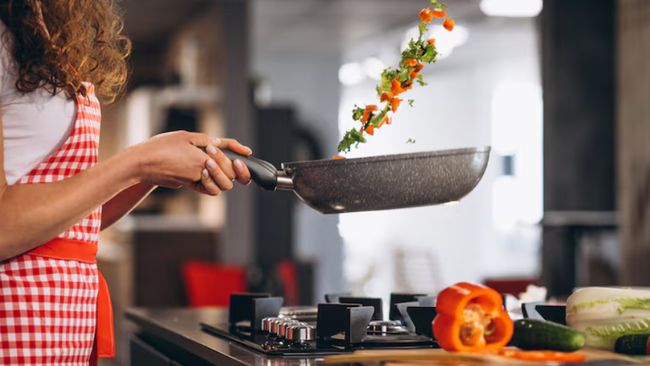 6 Ciri Kepribadian Orang yang Jago Masak, Kreatif, dan Penuh Perhatian