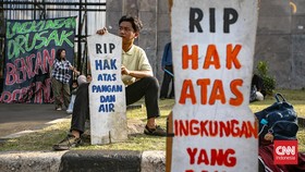 FOTO: Alarm Krisis dan Aksi Hari Bumi di Depan Gedung DPR