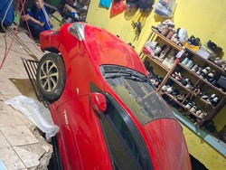 Mobil Kejeblos Septic Tank Sedalam 3 Meter di Depok, Damkar Evakuasi