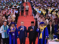 Eddy Soeparno Berikan Beasiswa untuk Lulusan Terbaik Unpatti