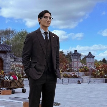 5 Potret Penuh Pesona Noh Sang Hyun, Aktor Korea yang Bintangi Perfect Crown