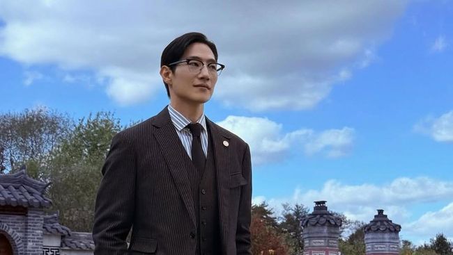 5 Potret Penuh Pesona Noh Sang Hyun, Aktor Korea yang Bintangi Perfect Crown