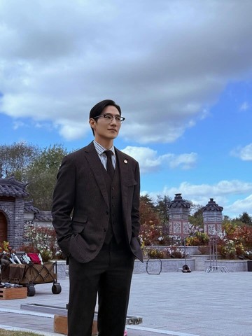 5 Potret Penuh Pesona Noh Sang Hyun, Aktor Korea yang Bintangi Perfect Crown