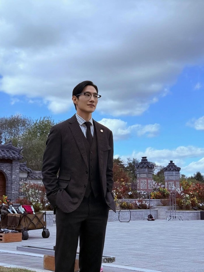 Melalui Perfect Crown, Noh Sang Hyun memerankan karakter Min Jeong Woo yang lahir dari keluarga politisi./ Foto: instagram.com/steveshnoh