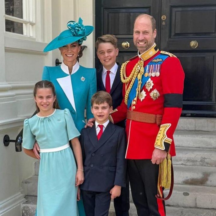 <p>Pangeran William dikaruniai tiga orang anak dari pernikahannya dengan Kate Middleton yang digelar pada tahun 2011. Ketiga anak tersebut adalah Pangeran George, Putri Charlotte, dan Pangeran Louis yang selalu mencuri perhatian publik. (Foto: Instagram @princeandprincessofwales)</p>