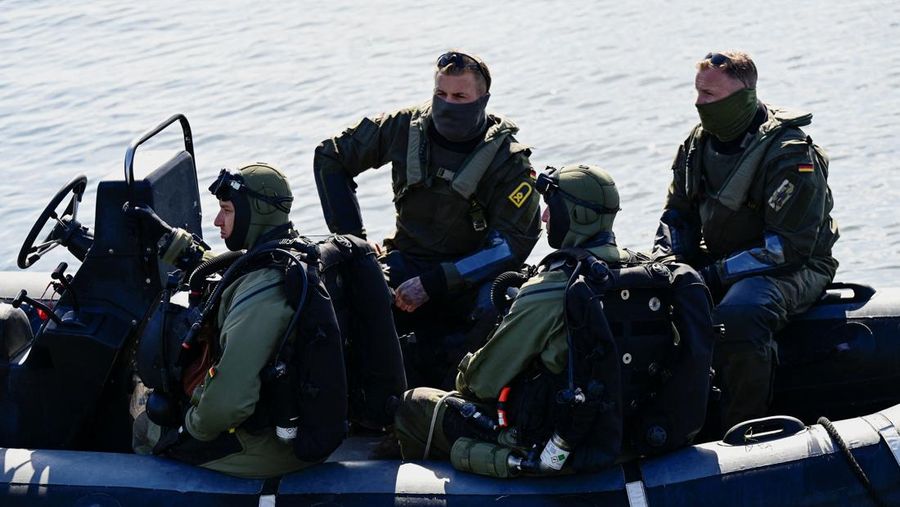 Para penyelam tempur duduk di dalam kapal saat angkatan laut Jerman, Bundesmarine, mempresentasikan keahlian dan aplikasi penanggulangan ranjau di Kiel, Jerman, 23 April 2026.
