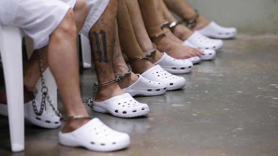 Para terduga personil geng Mara Salvatrucha, juga dikenal sebagai MS-13, menghadiri sidang terbuka dalam persidangan massal, setelah 486 terduga personil geng didakwa dengan lebih dari 47.000 kejahatan nan dilakukan antara tahun 2012 dan 2022, menurut jaksa, di Pusat Penahanan Terorisme (CECOT) di Tecoluca, El Salvador, 23 April 2026.