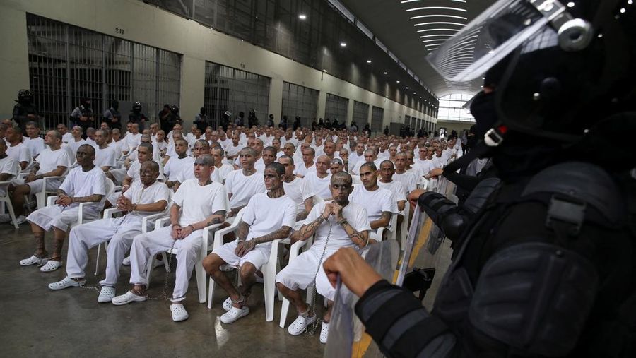 Para terduga personil geng Mara Salvatrucha, juga dikenal sebagai MS-13, menghadiri sidang terbuka dalam persidangan massal, setelah 486 terduga personil geng didakwa dengan lebih dari 47.000 kejahatan nan dilakukan antara tahun 2012 dan 2022, menurut