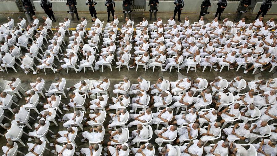 Para terduga personil geng Mara Salvatrucha, juga dikenal sebagai MS-13, menghadiri sidang terbuka dalam persidangan massal, setelah 486 terduga personil geng didakwa dengan lebih dari 47.000 kejahatan nan dilakukan antara tahun 2012 dan 2022, menurut jaksa, di Pusat Penahanan Terorisme (CECOT) di Tecoluca, El Salvador, 23 April 2026.