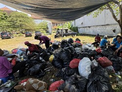 Aksi Petugas Desa Dangin Puri Kelod Pilah Mandiri Tumpukan Sampah Liar