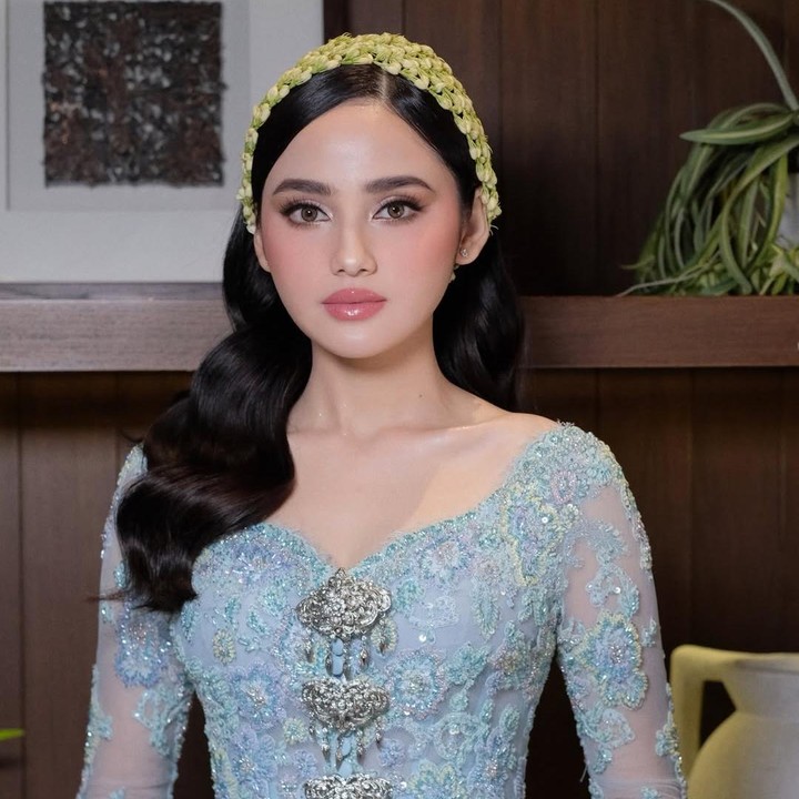 <p>Dalam momen siraman, Syifa Hadju mengenakan kebaya rancangan Didiet Maulana dengan warna kesukaan El, yaitu biru langit. "Untuk <em>look</em> saat siraman, Syifa mengenakan <em>dress</em> warna biru langit, warna favorit El, dengan motif kain Jumputan yang dibordir. Kemudian untuk El, aku padukan kain motif Jumputan dengan <em>vest</em>, terlihat gagah sekali," ungkap Didiet Maulana dikutip dari laman akun Instagram pribadinya. (Foto: Instagram/@marlenehariman @kesharatuliu05)</p>