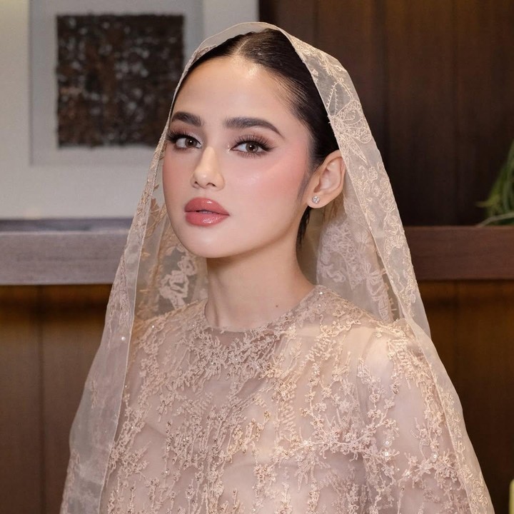 <p>Sebelumnya, El Rumi dan Syifa Hadju menggelar serangkaian acara jelang pernikahan. Dalam momen pengajian, Syifa mengenakan busana <em>dress</em> panjang <em>full lace</em> berwarna <em>ivory</em> yang membuat penampilannya begitu elegan. (Foto: Instagram/@marlenehariman @kesharatuliu05)</p>